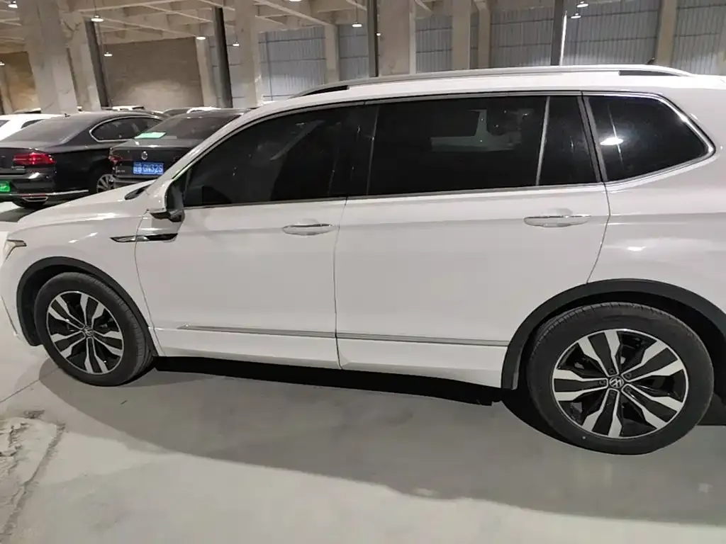 Volkswagen Tiguan L — фото 8