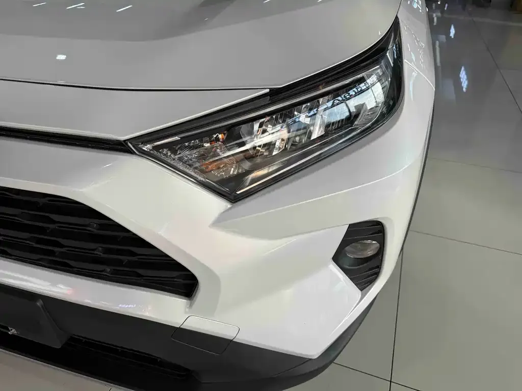 Toyota RAV4 — фото 5