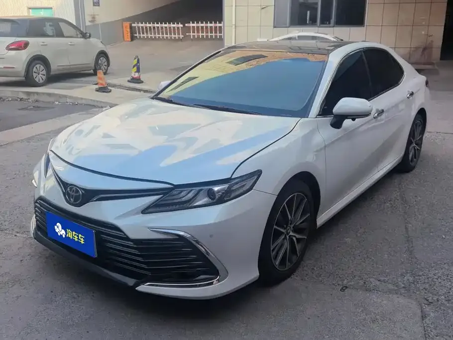 Toyota Camry — фото 1