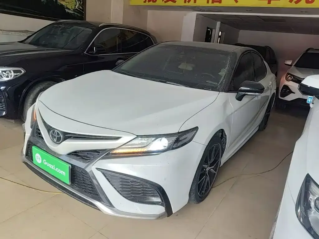 Toyota Camry — фото 1