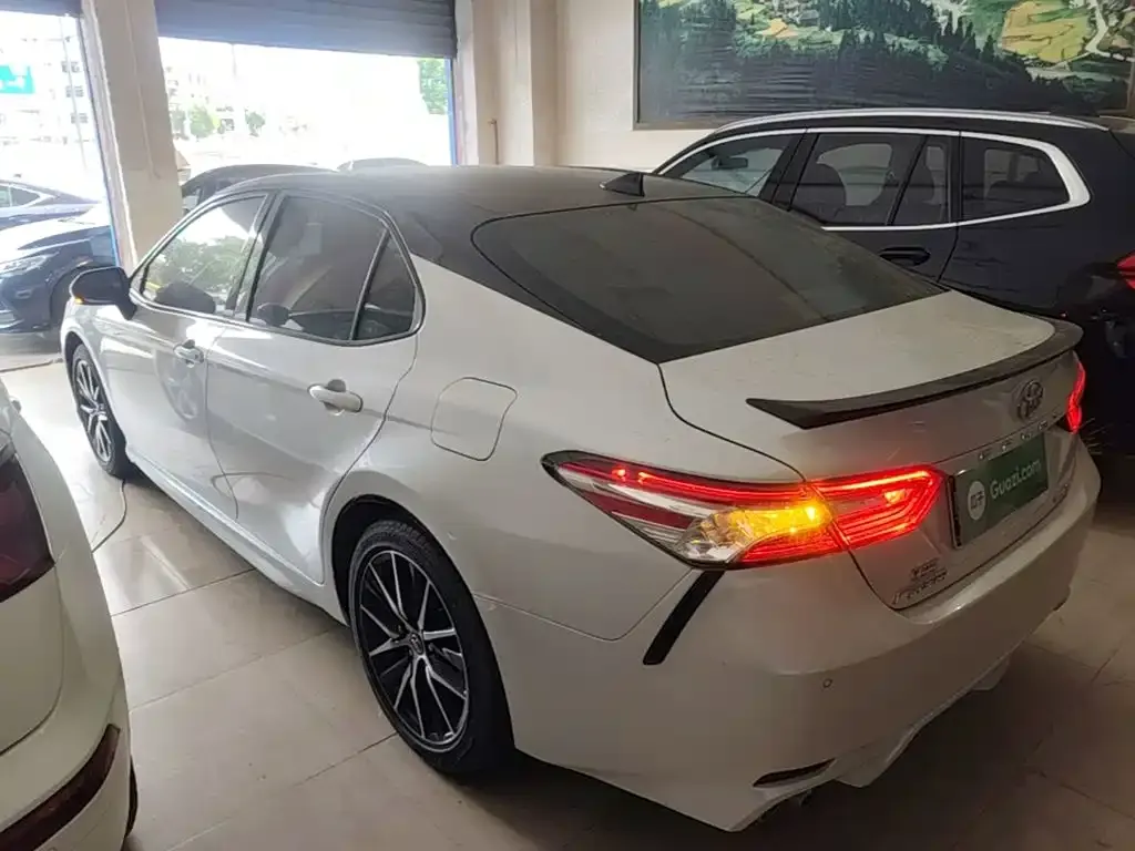 Toyota Camry — фото 7