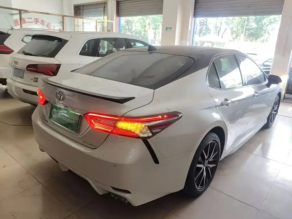 Toyota Camry — фото 3