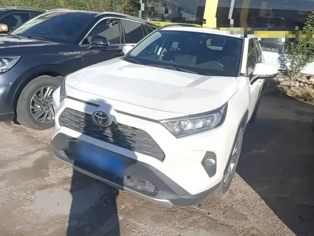Toyota RAV4 — фото 1