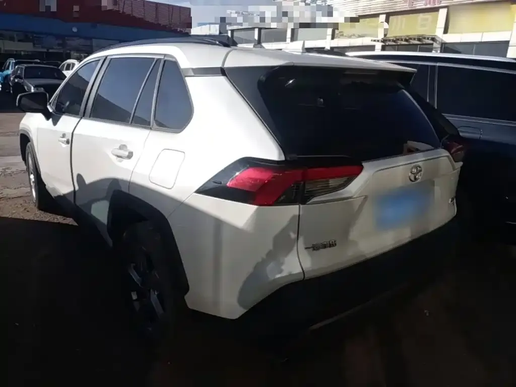 Toyota RAV4 — фото 5