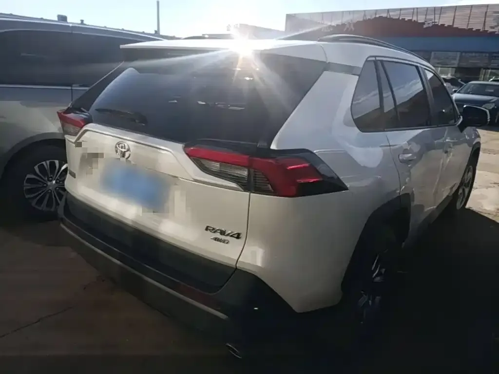 Toyota RAV4 — фото 6