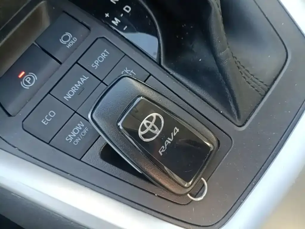 Toyota RAV4 — фото 8