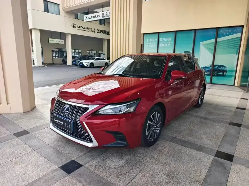 Lexus CT — фото 1