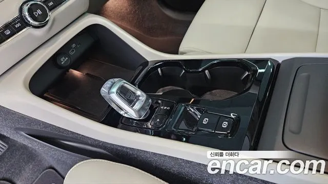 Volvo XC40 — фото 10