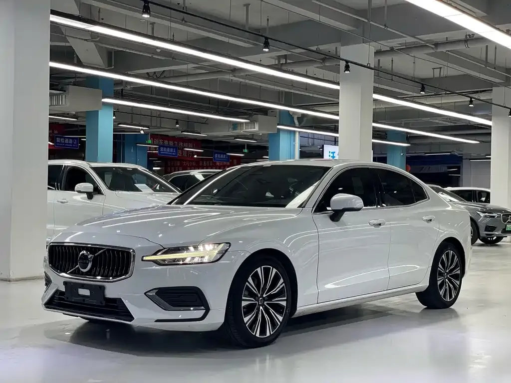 Volvo S60 — фото 1