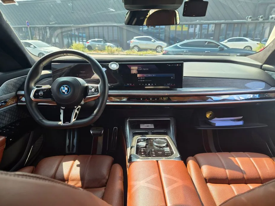 BMW i7 — фото 9