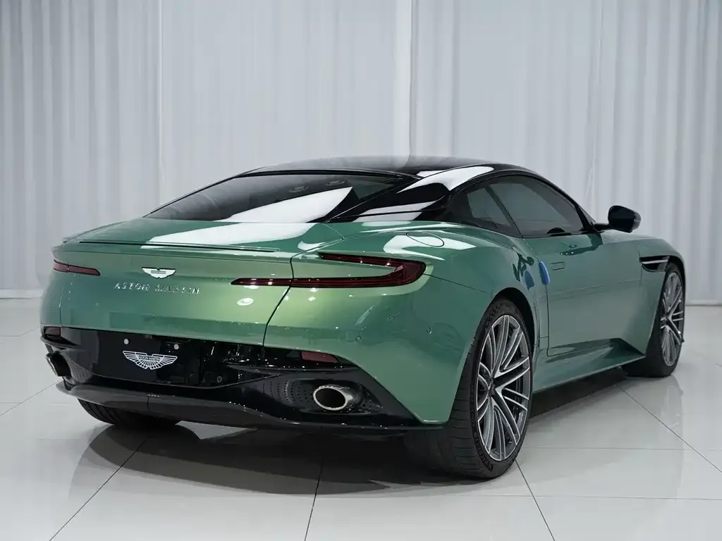 Aston Martin DB12 — фото 2