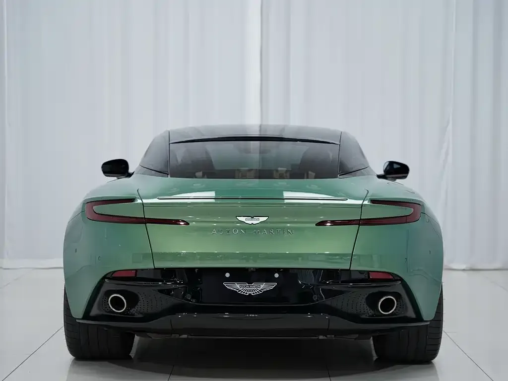 Aston Martin DB12 — фото 6