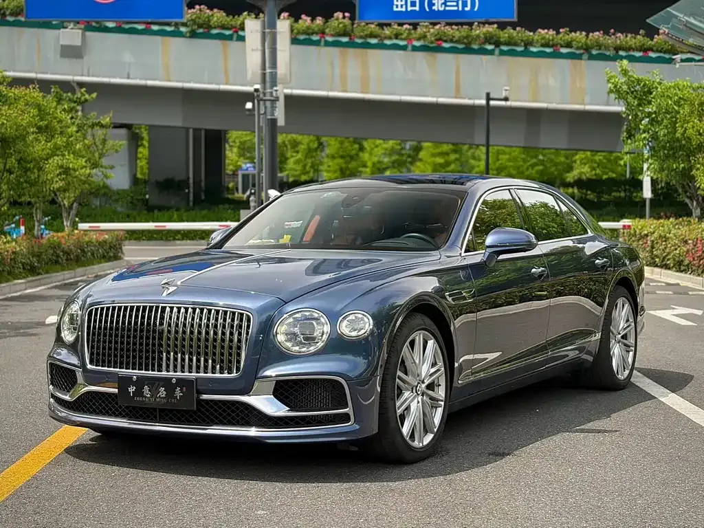 Bentley Flying Spur — фото 1