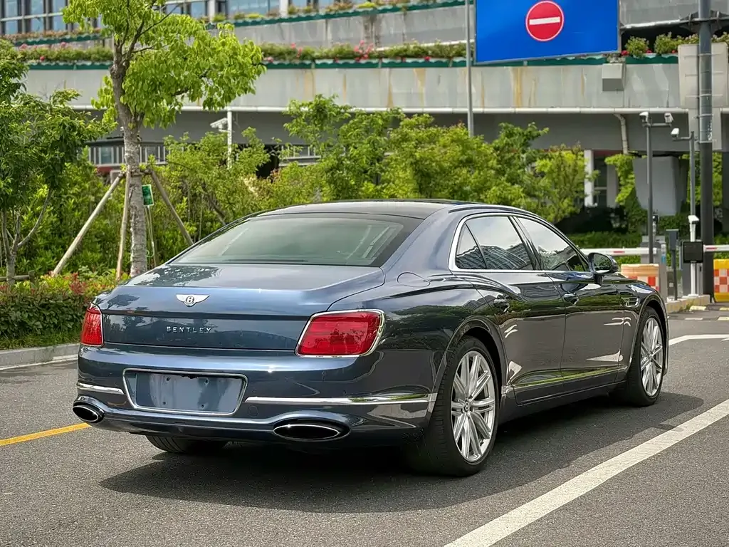 Bentley Flying Spur — фото 10