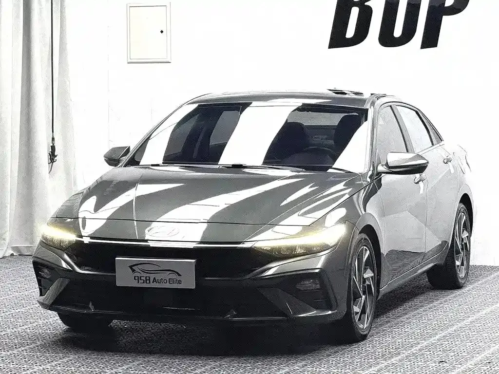 Hyundai Elantra — фото 1