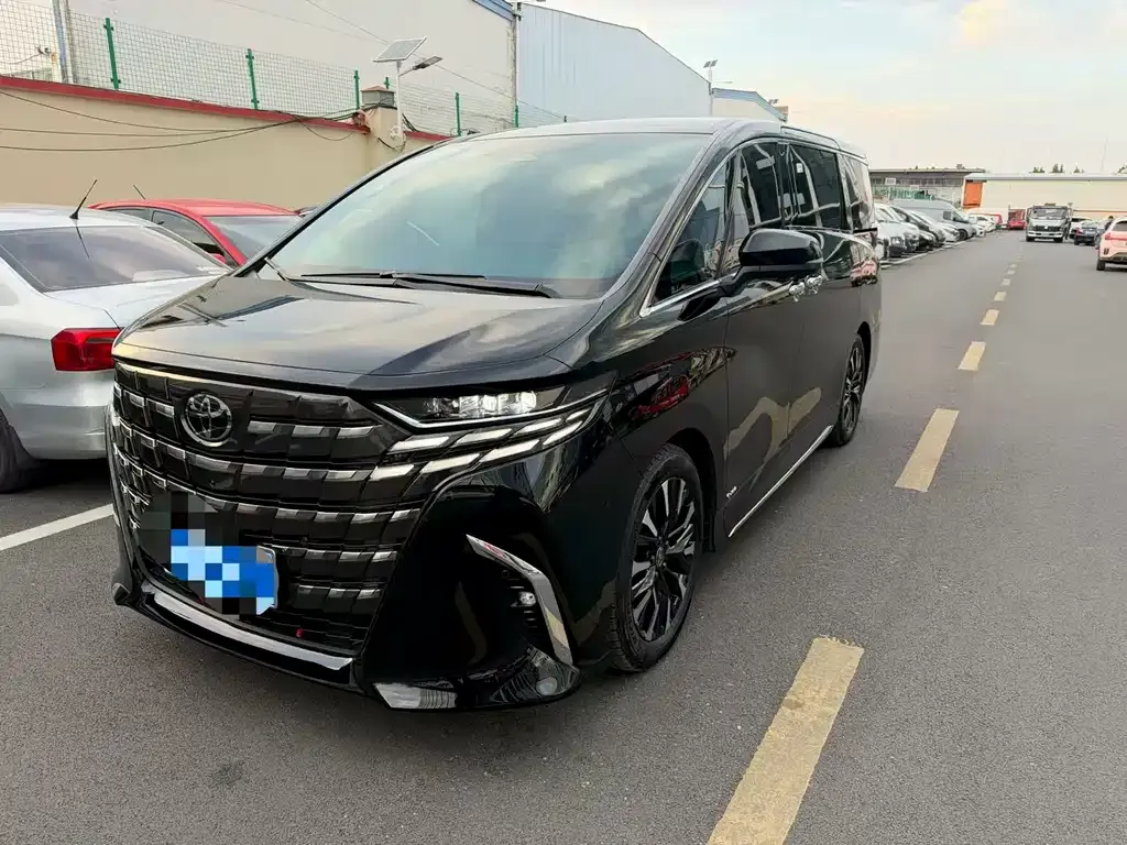Toyota Alphard — фото 1