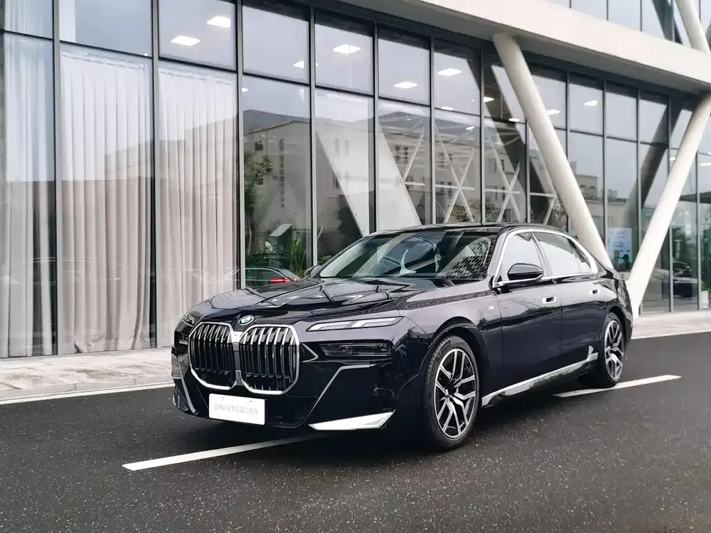 BMW 7 Series — фото 1