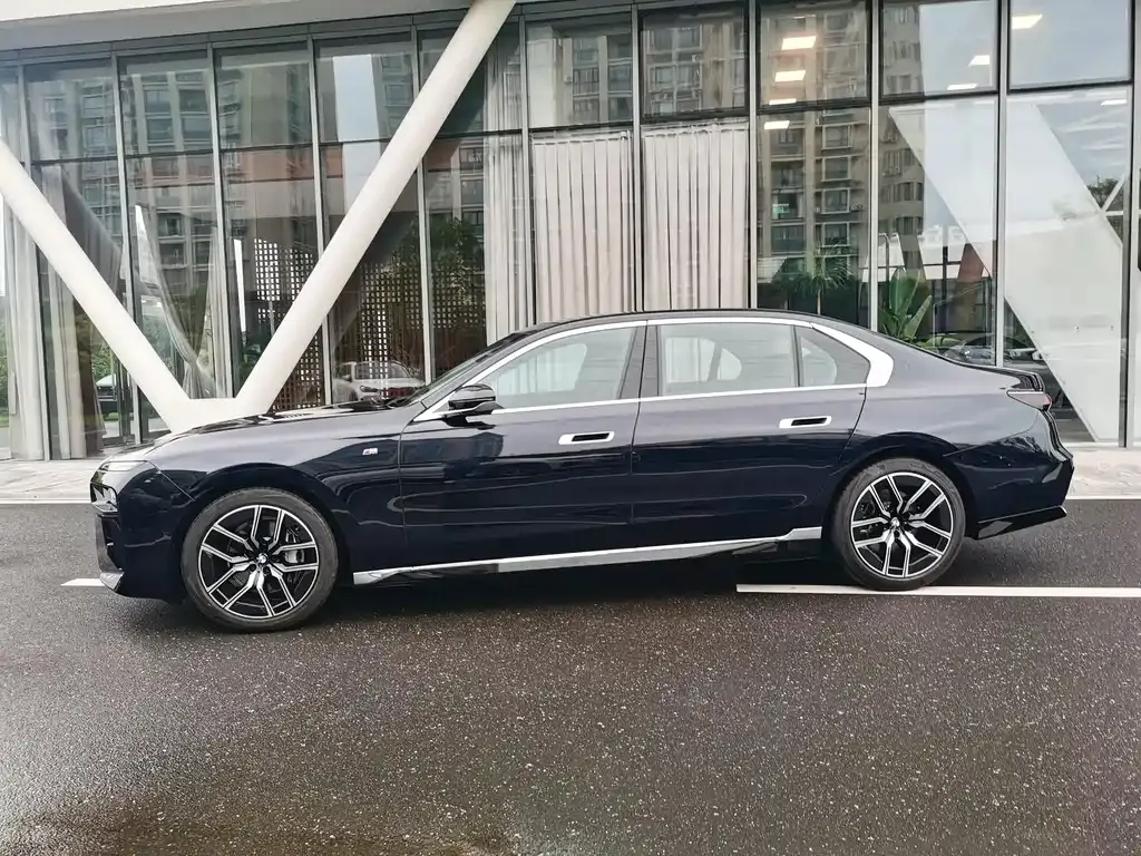 BMW 7 Series — фото 10