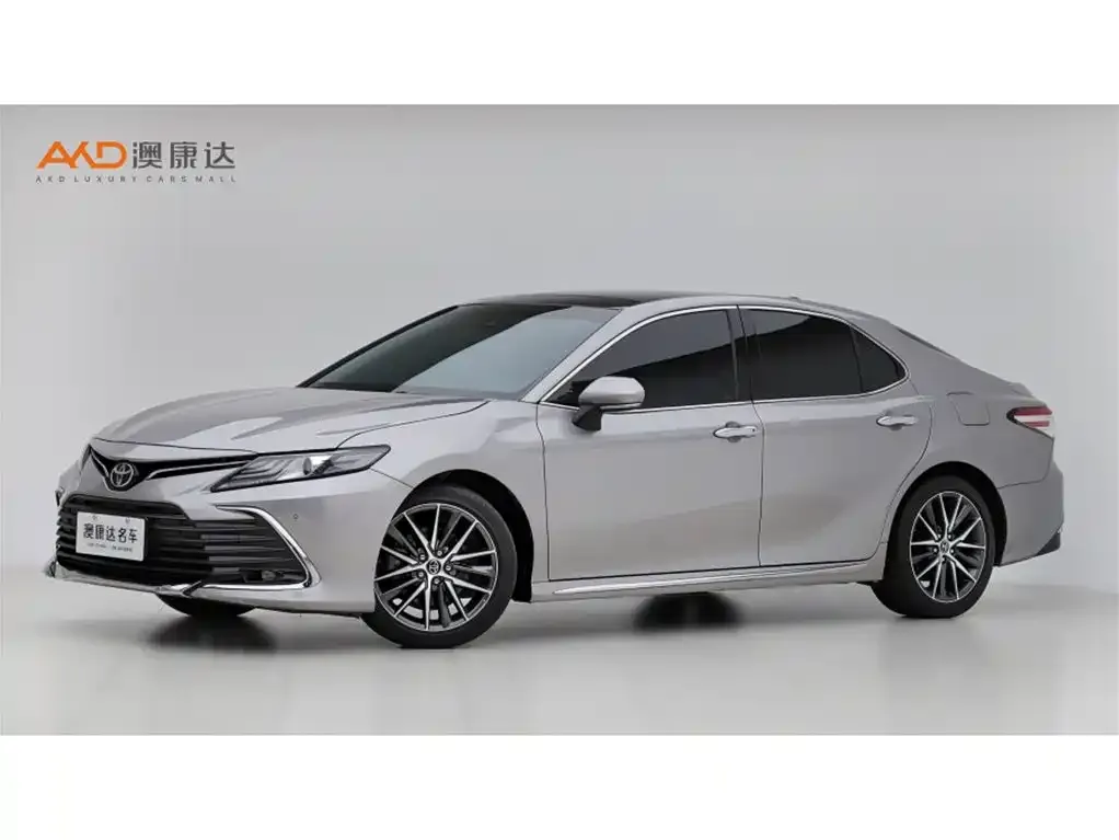 Toyota Camry — фото 1