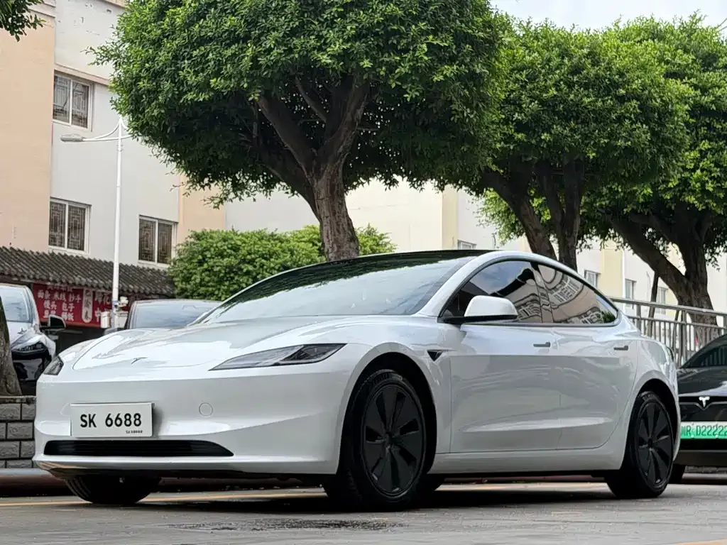 Tesla Model 3 — фото 1
