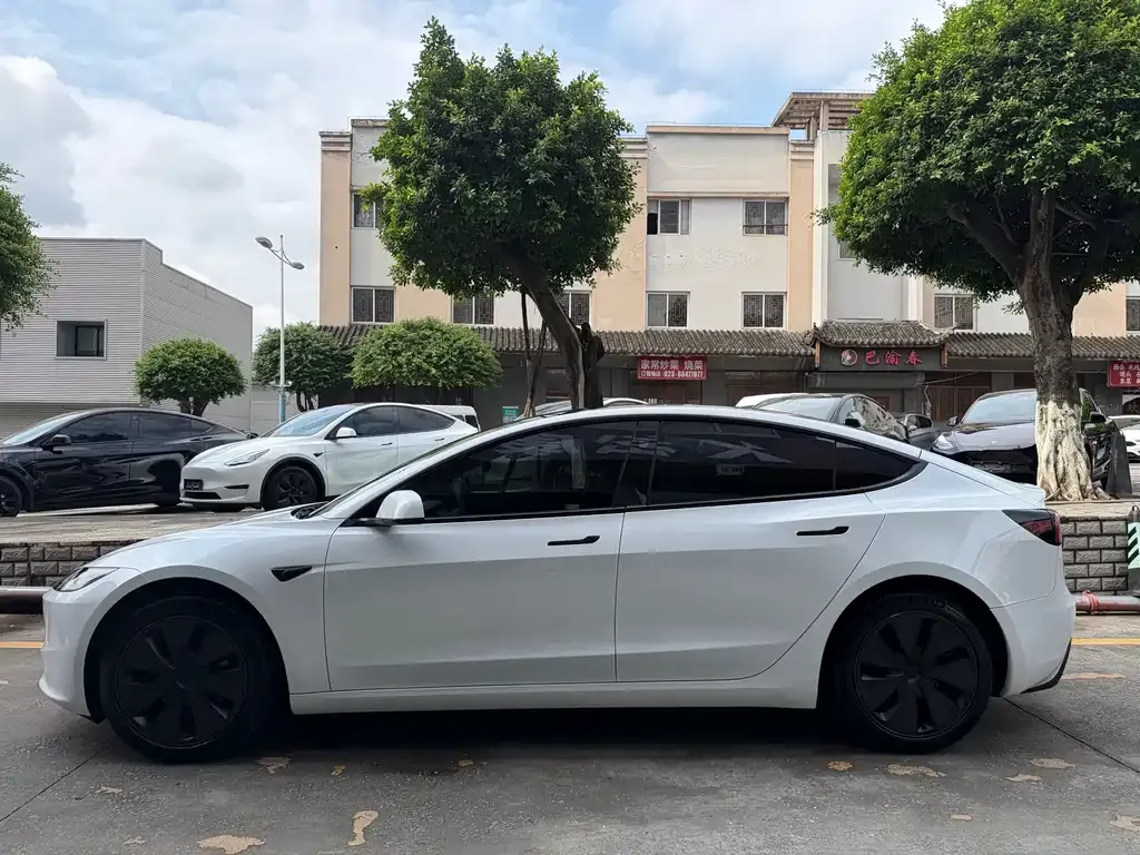 Tesla Model 3 — фото 9