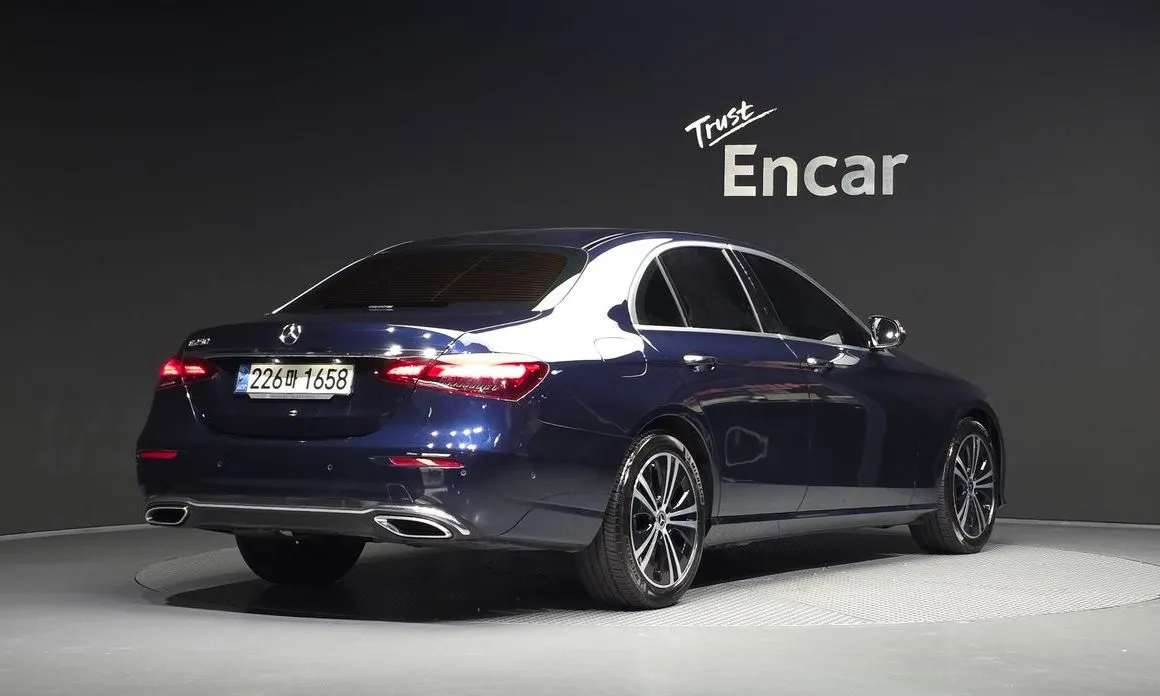 Mercedes-Benz E-Class — фото 2
