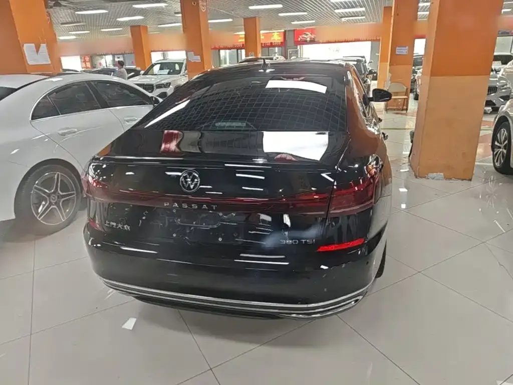 Volkswagen Passat — фото 1
