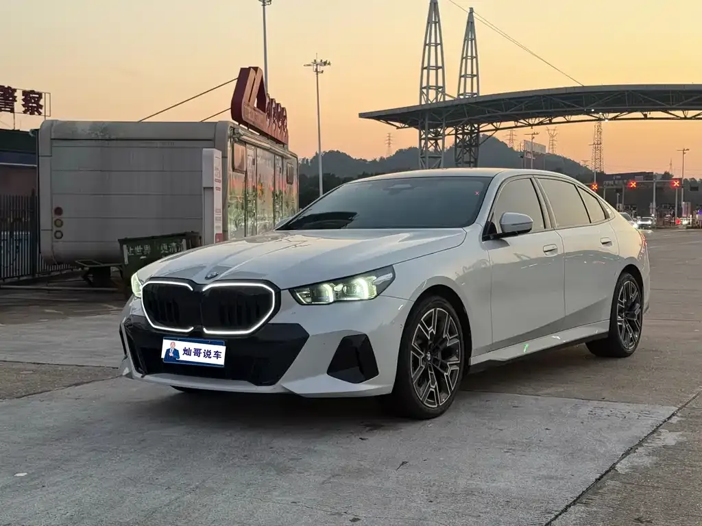 BMW 5 Series — фото 1