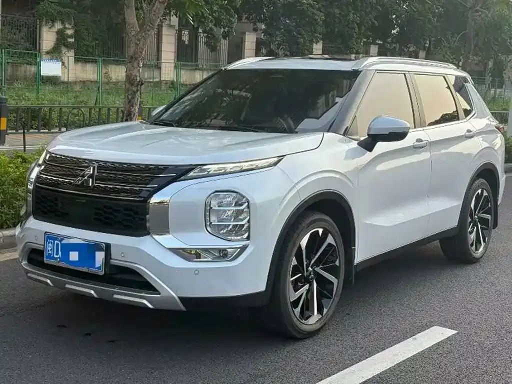 Mitsubishi Outlander — фото 1