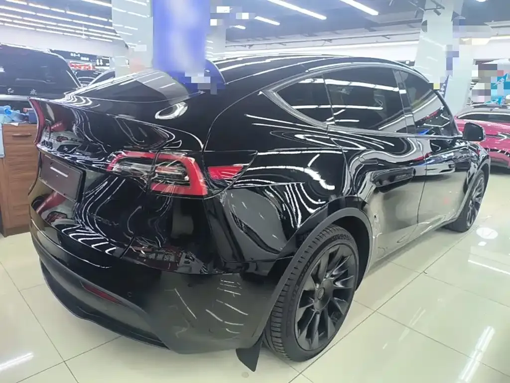 Tesla Model Y — фото 10