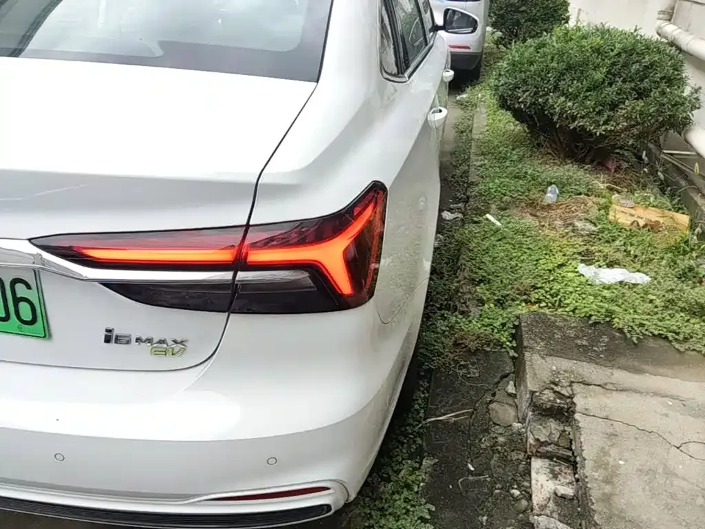 Roewe i6 MAX New Energy — фото 8