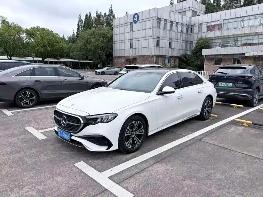 Mercedes-Benz E-Class — фото 1