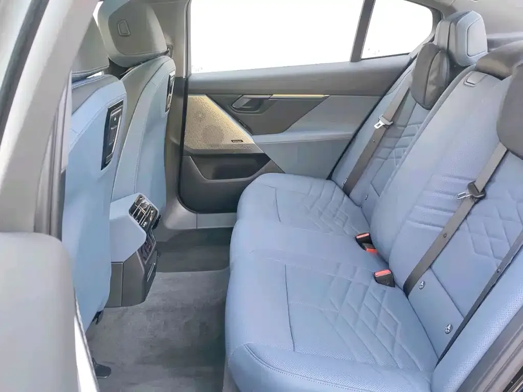 BMW i5 — фото 2