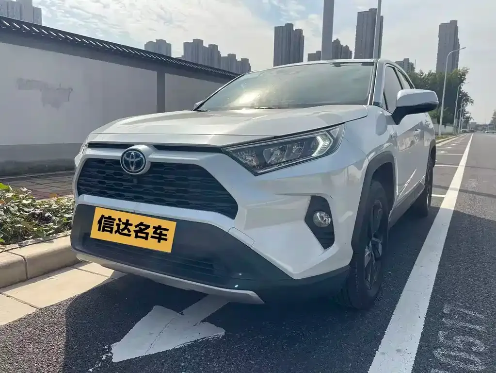 Toyota RAV4 — фото 1