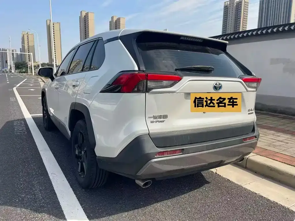 Toyota RAV4 — фото 6
