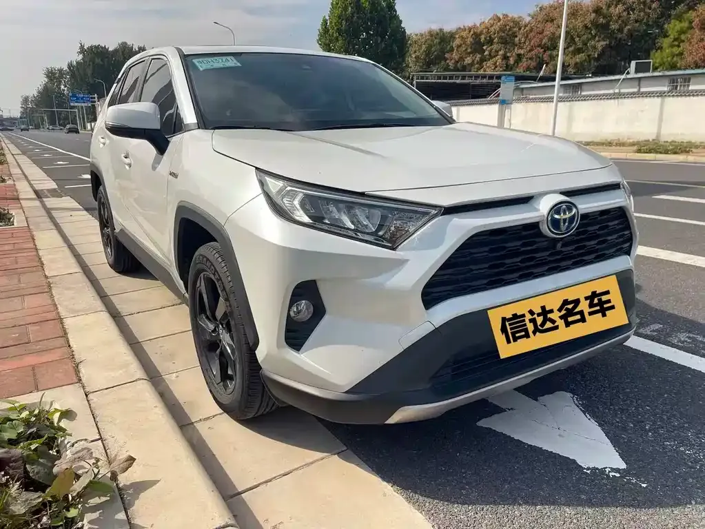 Toyota RAV4 — фото 8