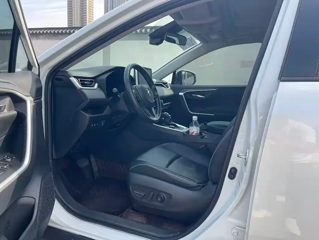 Toyota RAV4 — фото 5