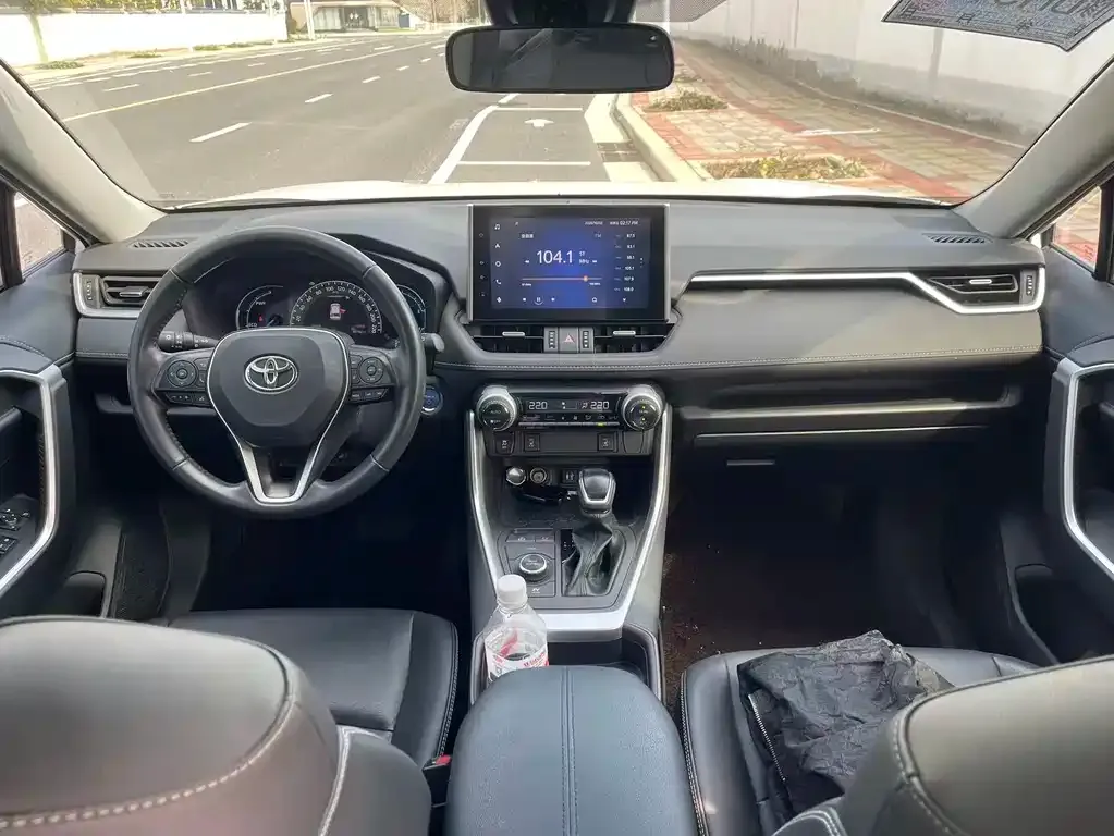 Toyota RAV4 — фото 4