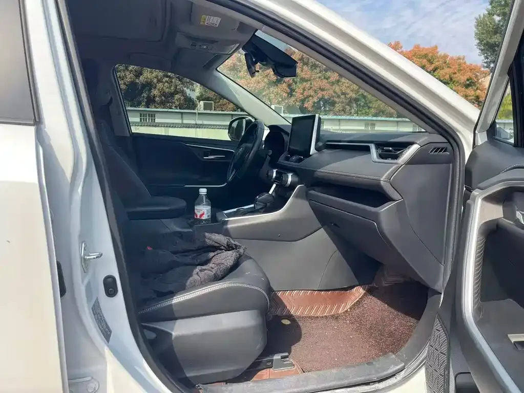 Toyota RAV4 — фото 7