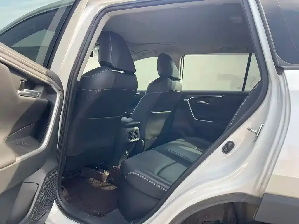 Toyota RAV4 — фото 3