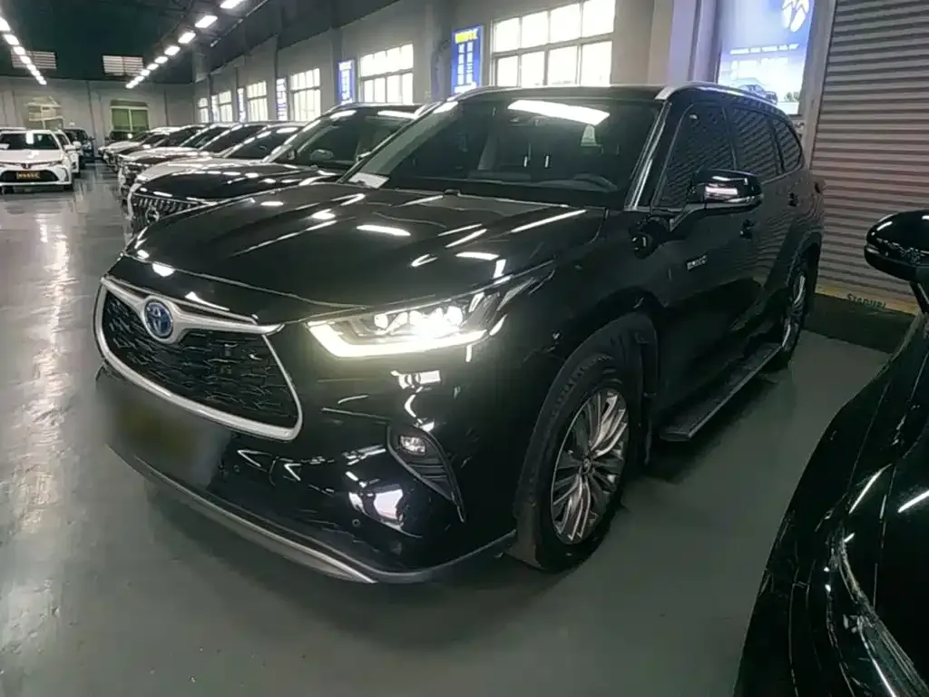 Toyota Highlander — фото 1