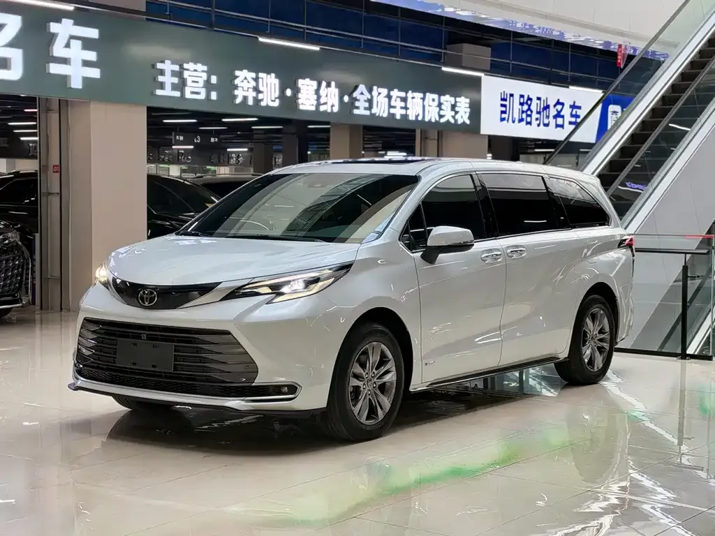 Toyota Sienna — фото 1