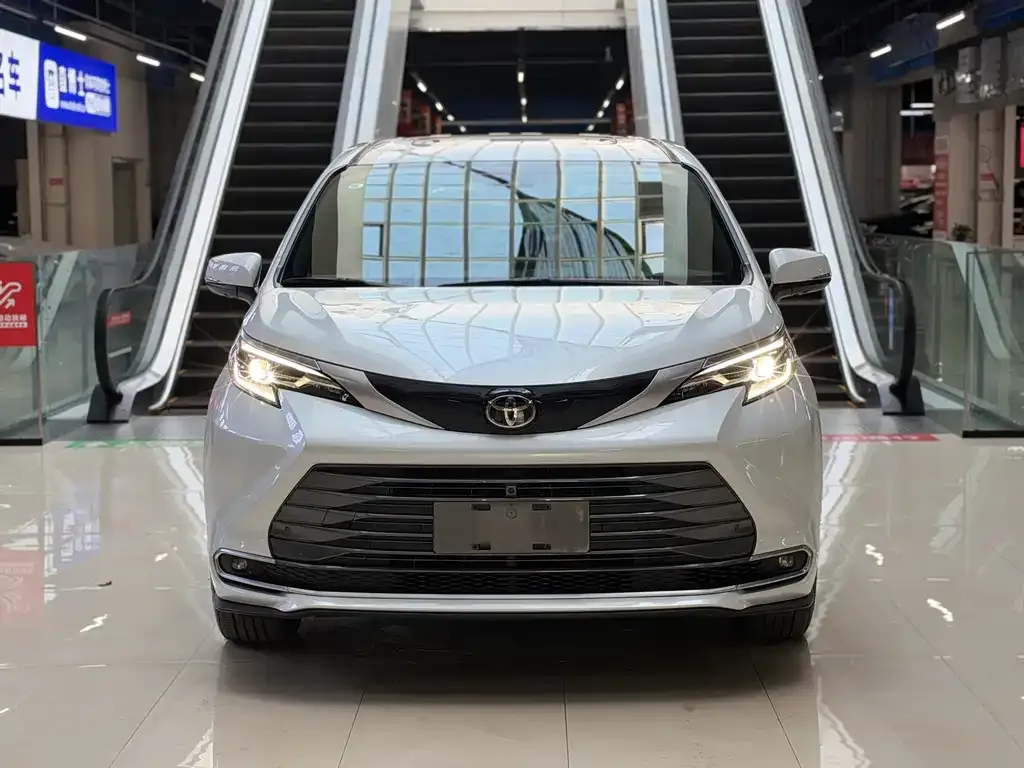 Toyota Sienna — фото 10