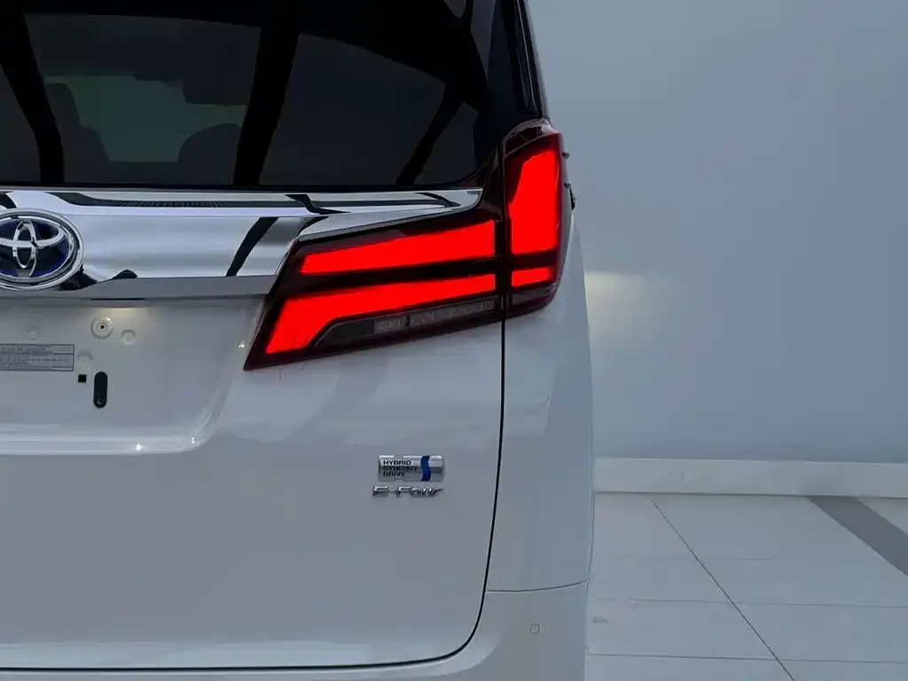 Toyota Alphard — фото 5