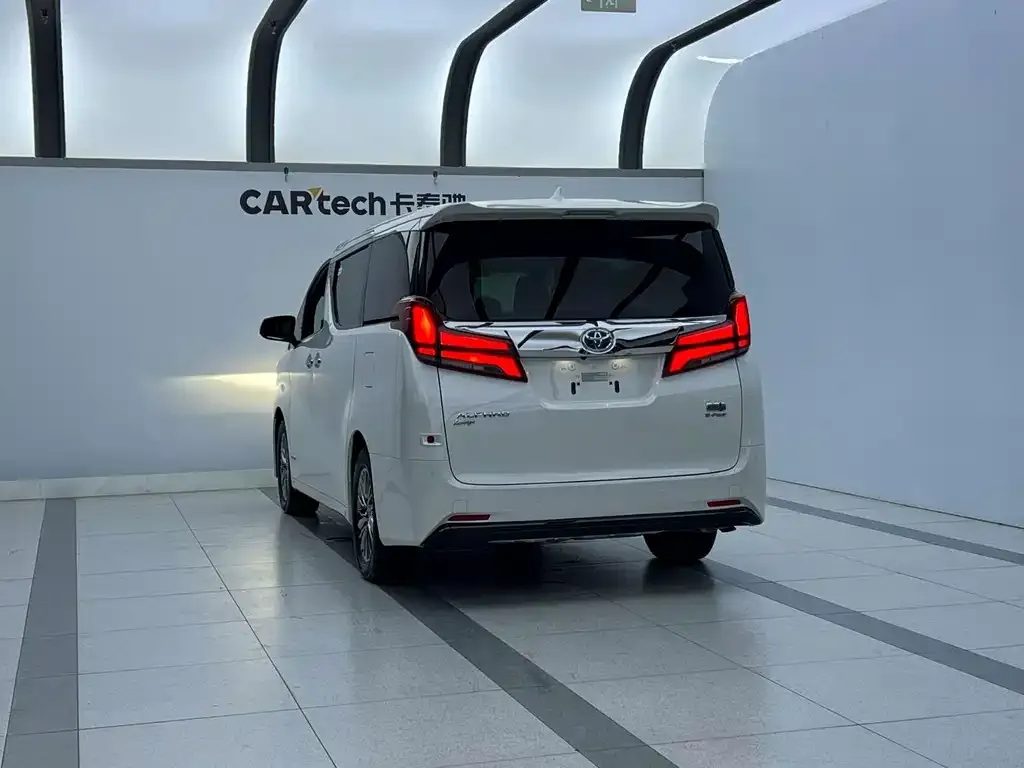 Toyota Alphard — фото 2