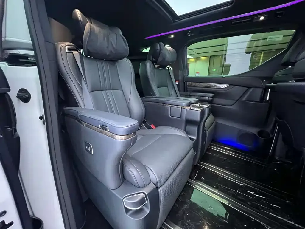 Toyota Alphard — фото 9