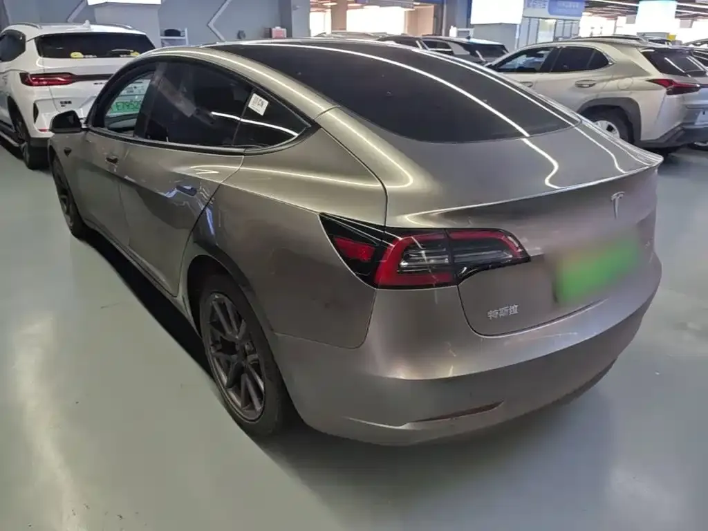 Tesla Model 3 — фото 10