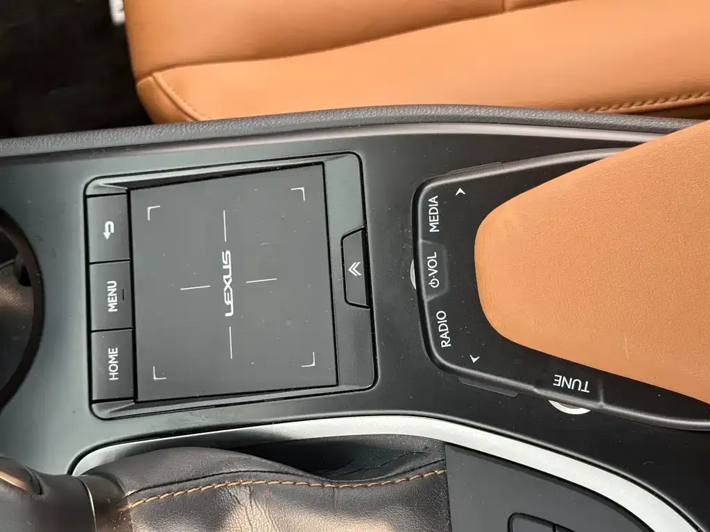 Lexus UX — фото 2