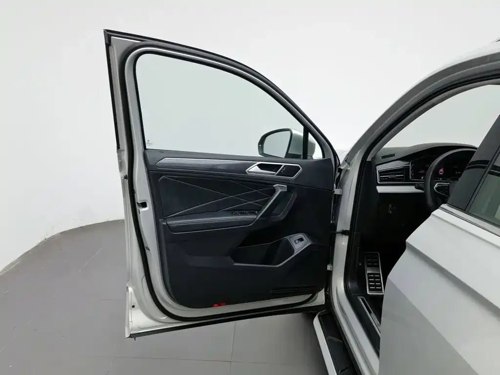 Volkswagen Tiguan L — фото 2