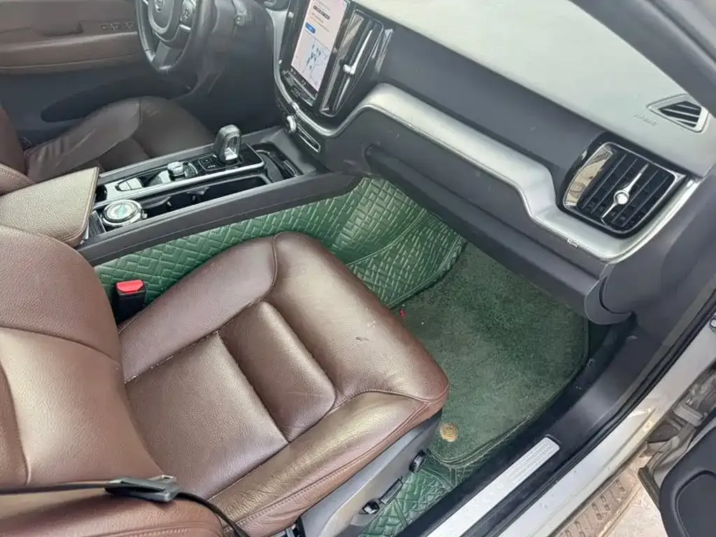 Volvo XC60 — фото 10